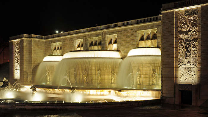 Philips fountain lighting turns Fonte Monumental into an outstanding landmark in the night 