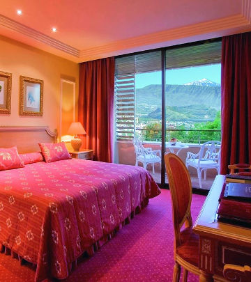 This Hotel Botanico, Tenerife, guestroom utilizes Philips hospitality lighting's LED Spotlights