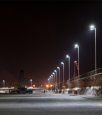 Walking path at High Tech Campus lighted up with Philips outdoor lighting to increase safety in the night