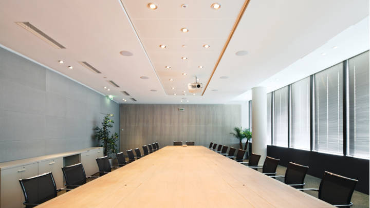 Meeting room in Tour Sequana office, illuminated by Philips office lighting, which reduces energy consumption