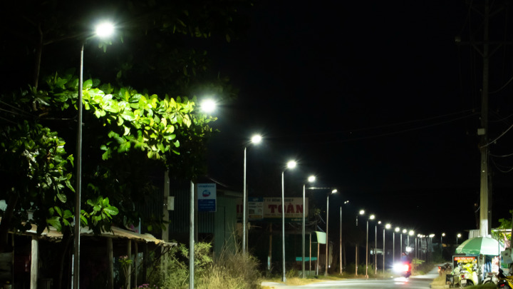 Từ khi được trang bị đèn Solar LED, tuyến đường được thắp sáng suốt đêm giúp người dân trong vùng đi lại thuận tiện hơn rất nhiều.