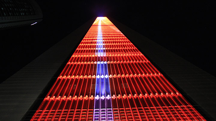 Tháp CEPSA ở Madrid trong ánh đèn
