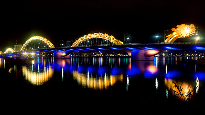 Dragon Bridge rực rỡ trong ánh đèn