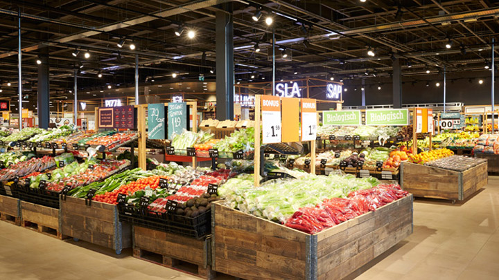 Khu rau quả tươi đầy ắp hàng ở một siêu thị Albert Heijn. - chiếu sáng thông minh cho cửa hàng