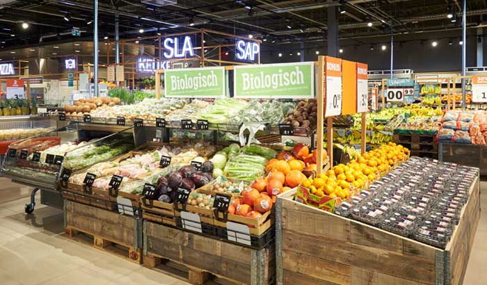 Khu rau quả tươi đầy ắp hàng ở một siêu thị Albert Heijn.