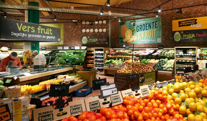 Khu rau quả tươi đầy ắp hàng ở siêu thị Jumbo Foodmarkt của Hà Lan