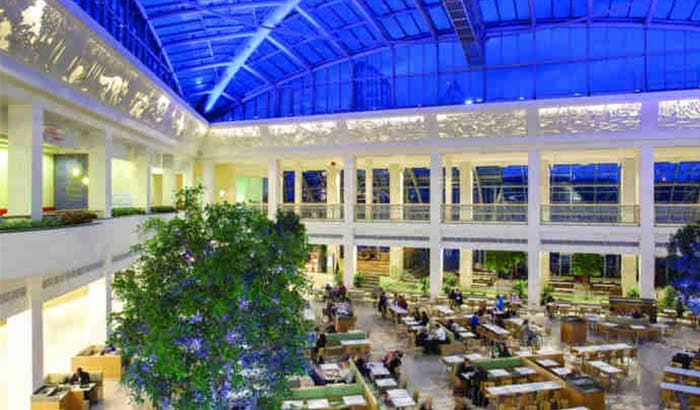 Khu ẩm thực rực sáng và rộng mở ở trung tâm mua sắm Bullring