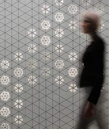 Người phụ nữ đi qua một bức tường sử dụng công nghệ Luminous Patterns của Philips - trải nghiệm khách hàng