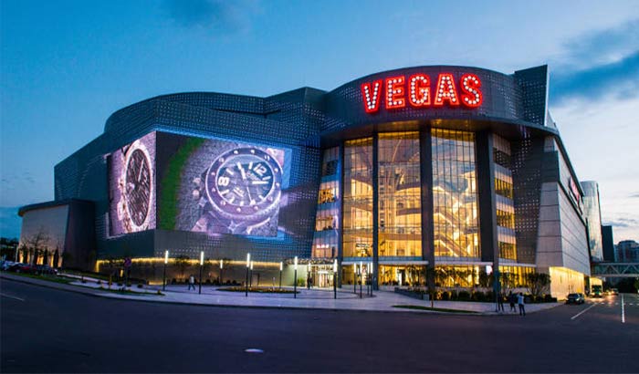 Trung tâm mua sắm Vegas Crocus City ở Moscow, Nga, trang bị những bảng thông báo lớn và rực rỡ
