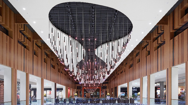 Một khu vực bán lẻ tỏa sáng, được trang bị hệ thống điều khiển chiếu sáng Dynalite của Philips - trải nghiệm mua sắm