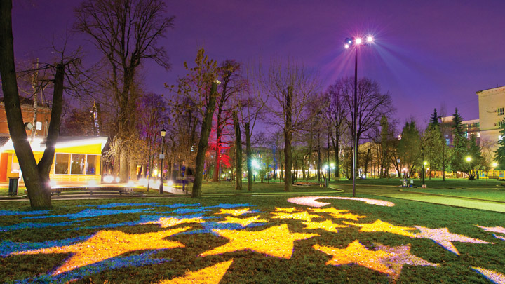 Hệ thống chiếu sáng tạo điểm nhấn và sống động ở Bauman Garden, Moscow, Nga | Không gian xanh cho đô thị