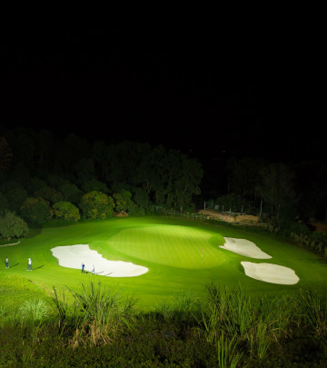 FLC Halong Bay Golf Club & Luxury Resort gồm khu sân Golf 18 hố tiêu chuẩn quốc tế, sở hữu tầm nhìn cực kỳ ấn tượng.