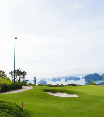 FLC Halong Bay Golf Club & Luxury Resort gồm khu sân Golf 18 hố tiêu chuẩn quốc tế, sở hữu tầm nhìn cực kỳ ấn tượng.