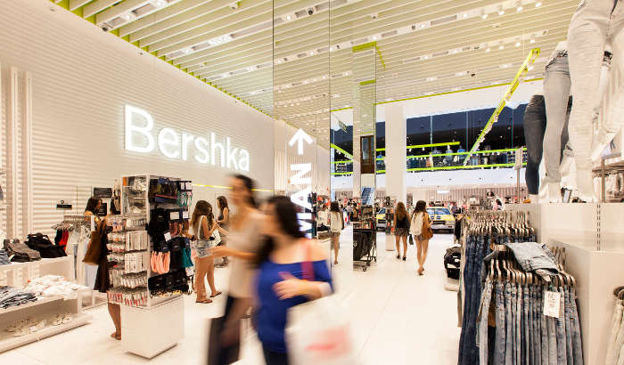 Một phòng trưng bày rộng rãi và sáng sủa của Bershka, tích hợp nhiều yếu tố bền vững và thân thiện với môi trường | Chiếu sáng cửa hàng Bershka
