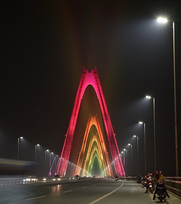 Cầu Nhật Tân với hệ thống chiếu sáng đổi màu