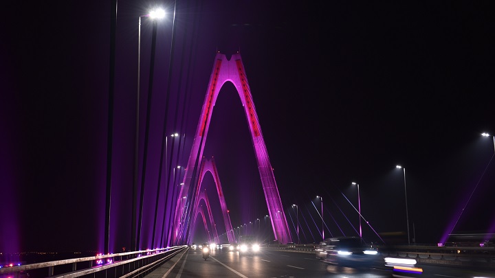 Cầu Nhật Tân rực rỡ dưới hệ thống chiếu sáng LED thông minh