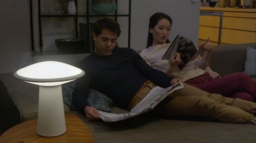 Hình tĩnh trong video về đèn bàn của Philips