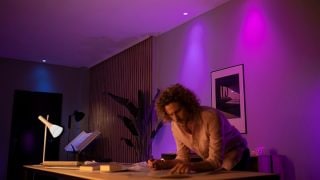 Đèn LED thông minh Philips Hue tạo ra không gian tím và hồng sống động trong phòng khách, mang đến ánh sáng tâm trạng tùy chỉnh cho những đêm xem phim và thư giãn trong những ngôi nhà hiện đại.